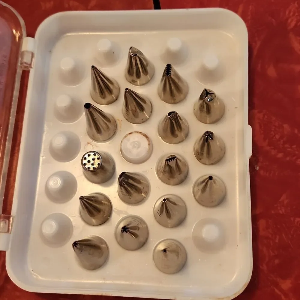 Wilton 1987 Cake Decorating Tip Set 17 pieces